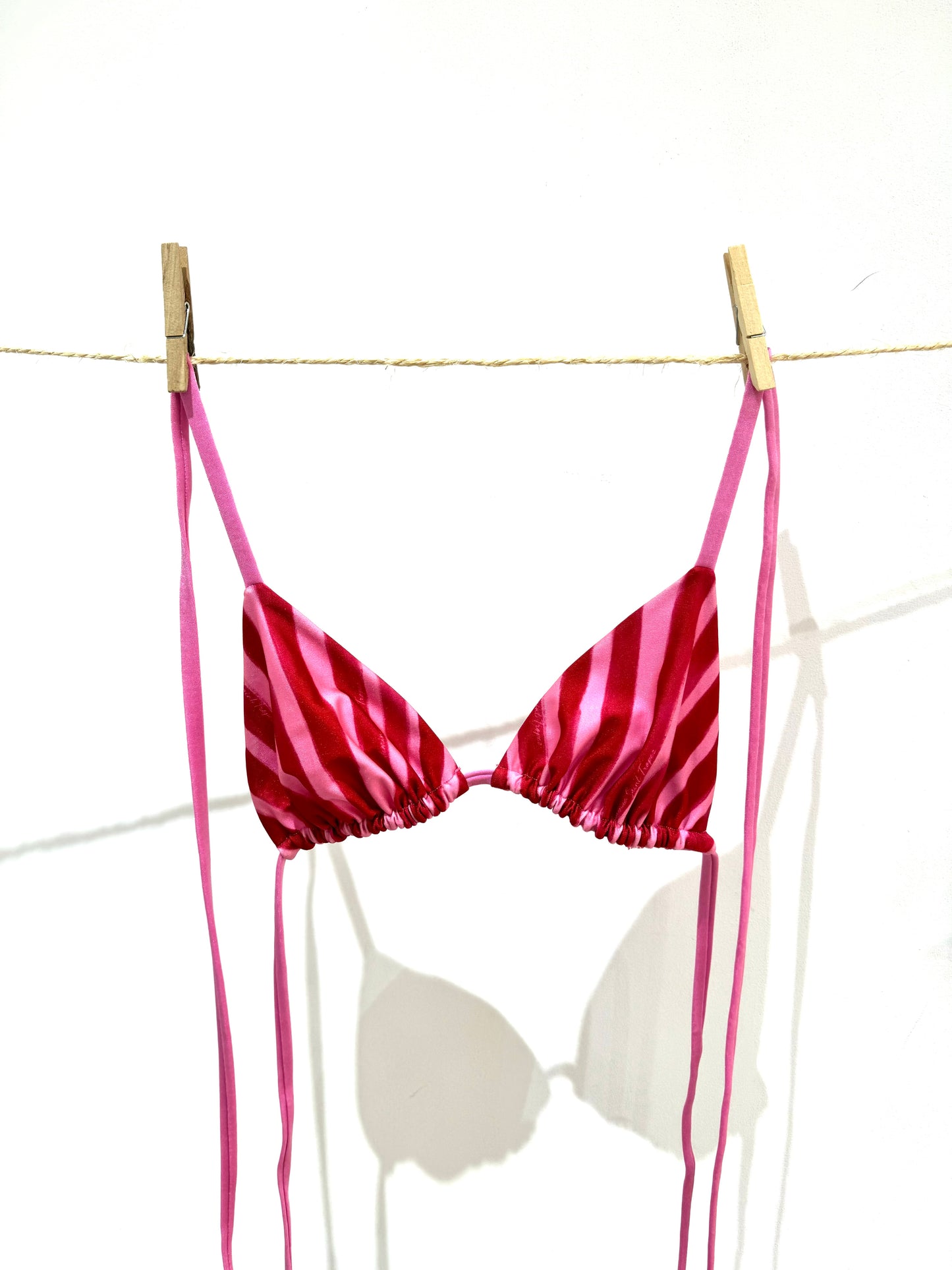 ;Saline transat;;Top triangle à rayures rose et rouge;Top triangle rose satiné;