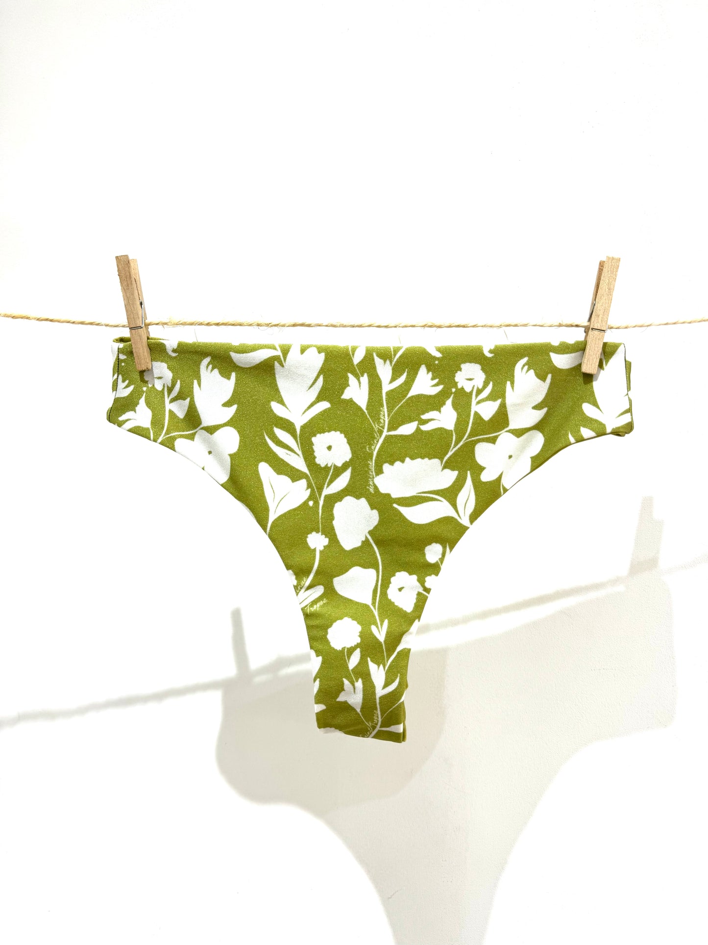 Bas de maillot tanga vert;;;Bikini tanga taille haute vert satiné;Jad garrigue;