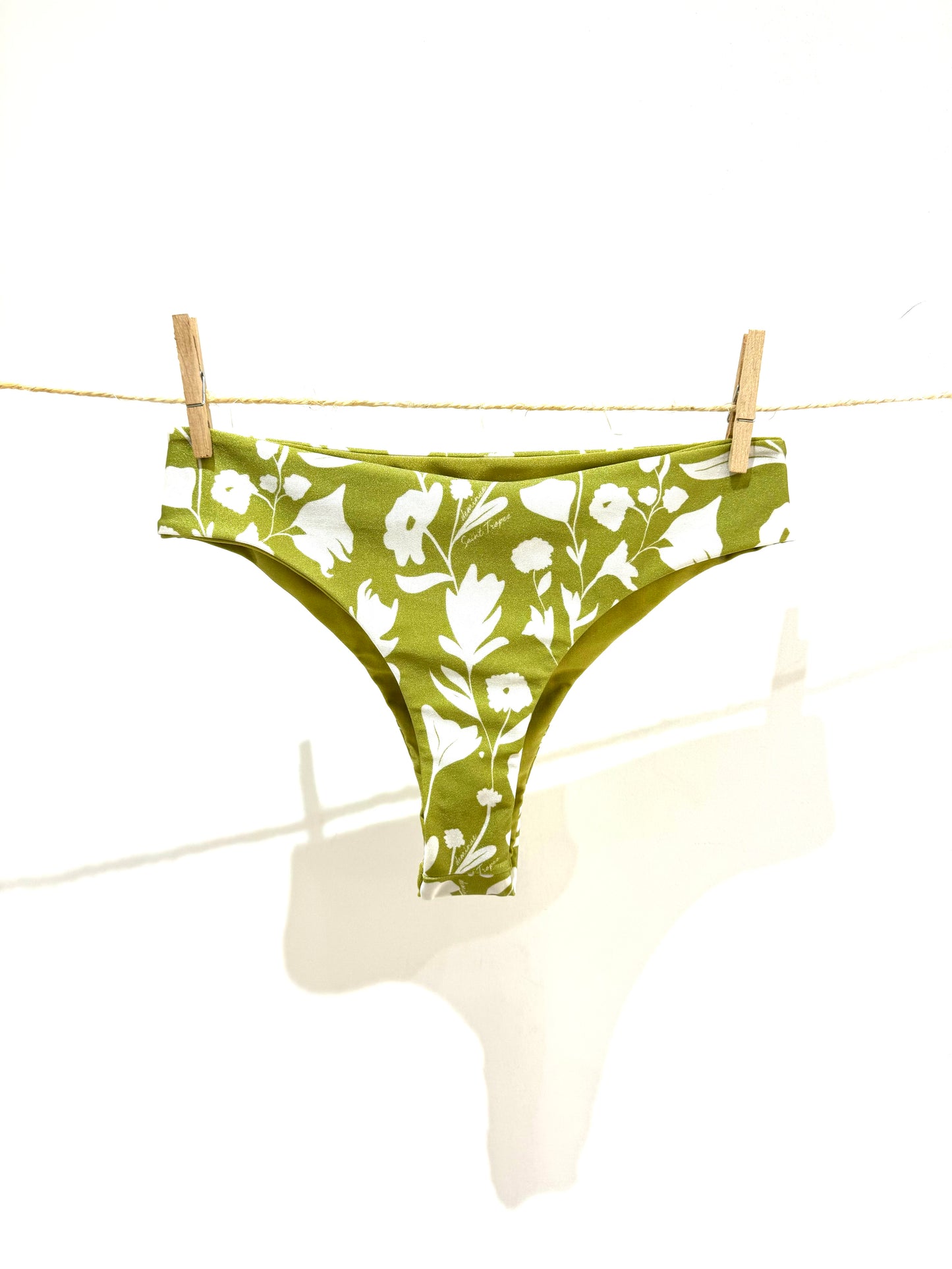 Bas de maillot tanga vert;;;Bikini tanga taille haute vert satiné;Jad garrigue;