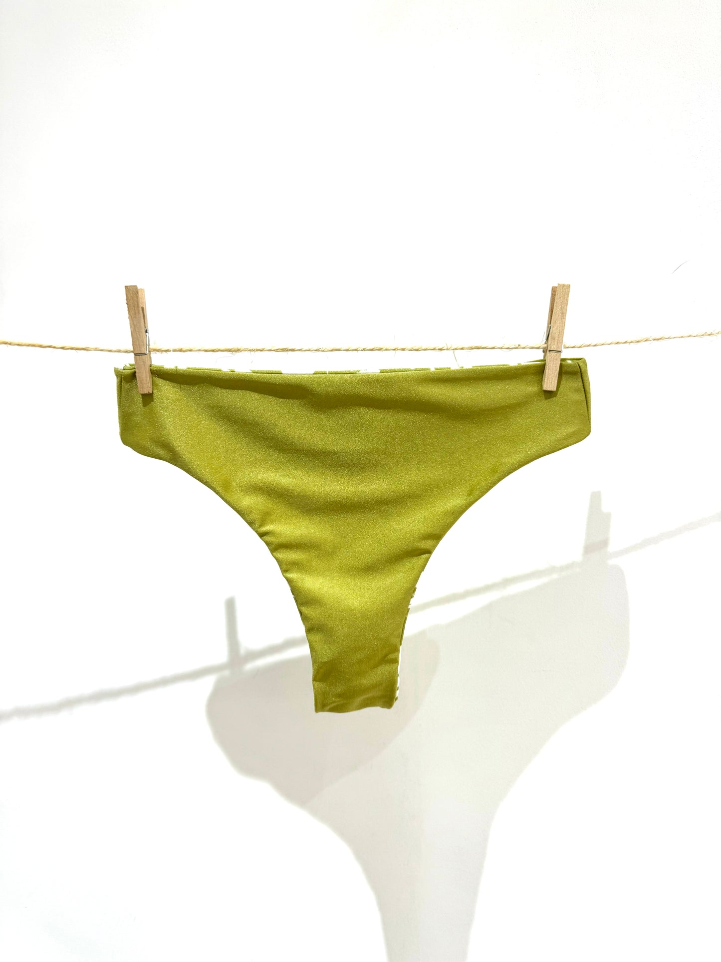 Bas de maillot tanga vert;;;Bikini tanga taille haute vert satiné;Jad garrigue;