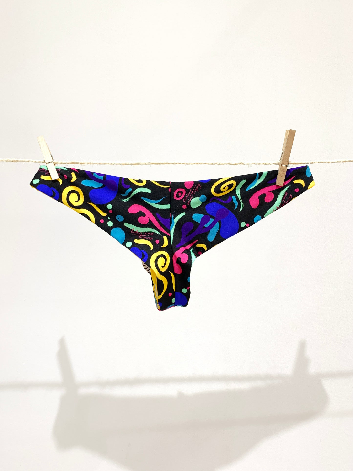 mini carnaval bas brésilien réversible;;Brazilian bikini bottoms with 90s print;90s print swimwear;;bikini tanga deminue Saint Tropez;bikini tanga réversible seconde peau