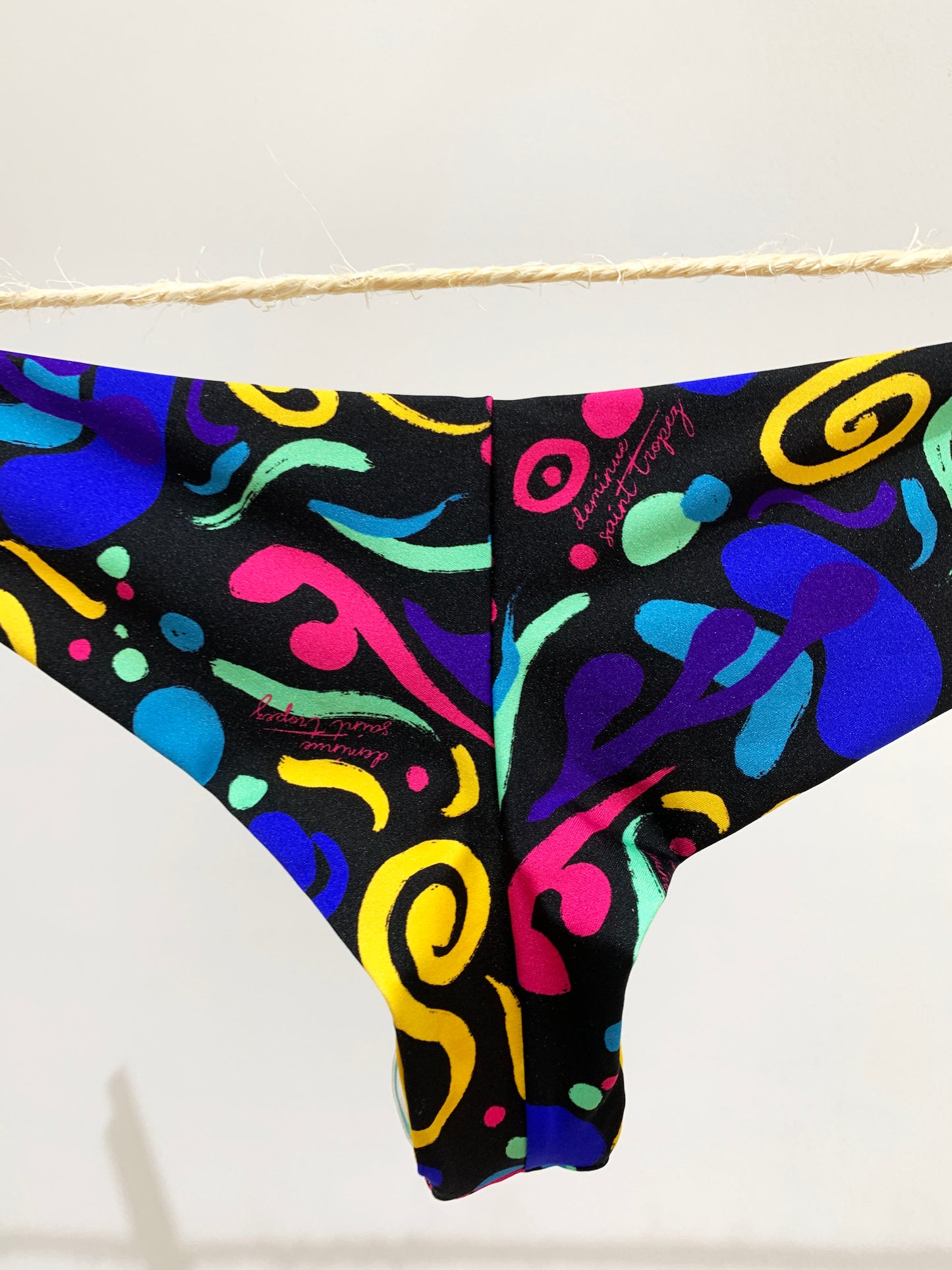 mini carnaval bas brésilien réversible;;Brazilian bikini bottoms with 90s print;90s print swimwear;;bikini tanga deminue Saint Tropez;bikini tanga réversible seconde peau