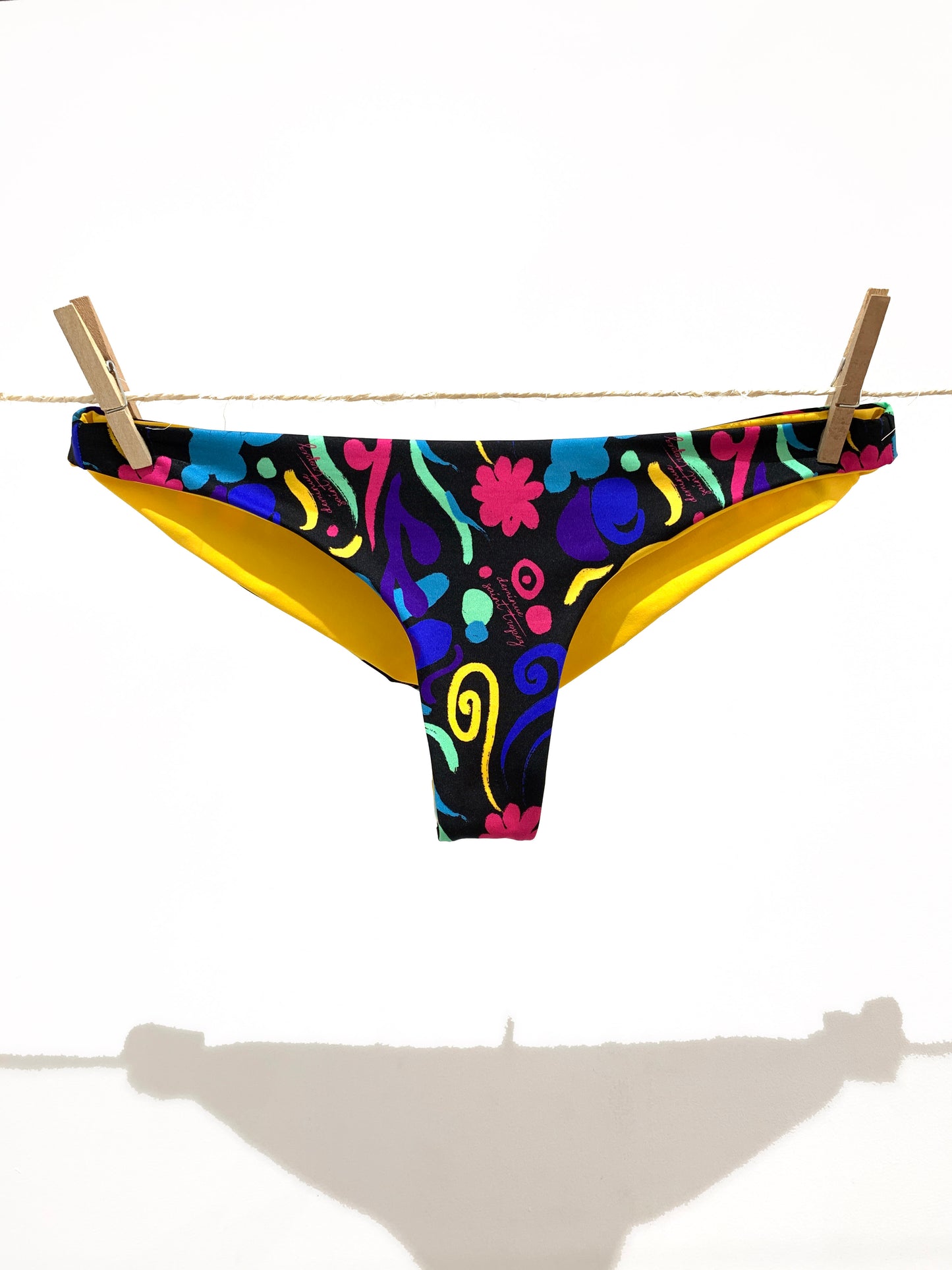 mini carnaval bas brésilien réversible;;Brazilian bikini bottoms with 90s print;90s print swimwear;;bikini tanga deminue Saint Tropez;bikini tanga réversible seconde peau