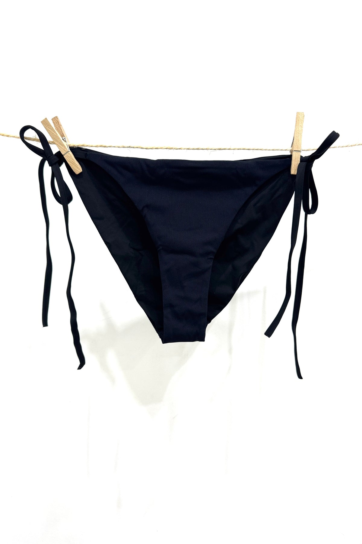 Tia+ Noir — Bas de maillot de bain à nœuds côtelé noir